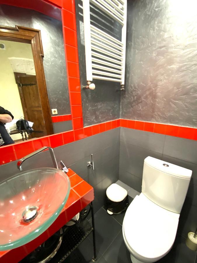 Квартира Подобово На Площі Ринок 39 Сам Центр Львова Esterno foto